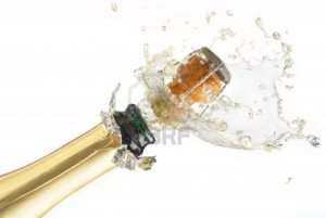 4607649-extreme-close-up-de-l-39-explosion-de-la-bouteille-de-champagne-en-liege